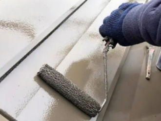 塗装されるガルバリウム鋼板屋根